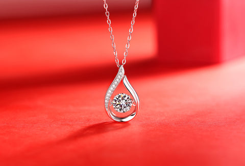 Dynamic - A Fashionable And Trendy Jewelry Necklace Pendant Set