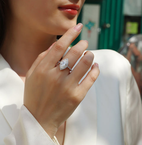 The Realm Of Delight - A Fashionable Diamond Jewelry Piece Set With Moissanite S925 Sterling Silver And Platinum-plated Diamond Ring